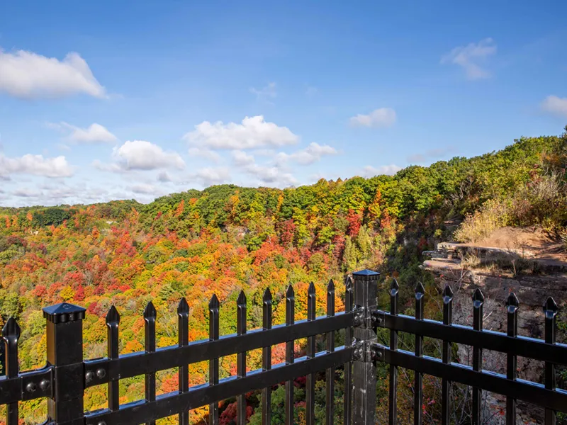 Dundas Peak behind its fence in an earlier autumn. The source file is from 2021; current conditions may differ.